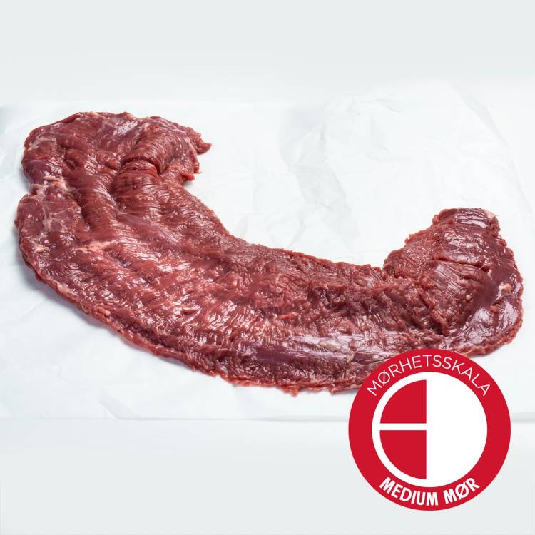 En skive av Angus skirt steak med merke for medium mørk steking, plassert på hvitt papir.