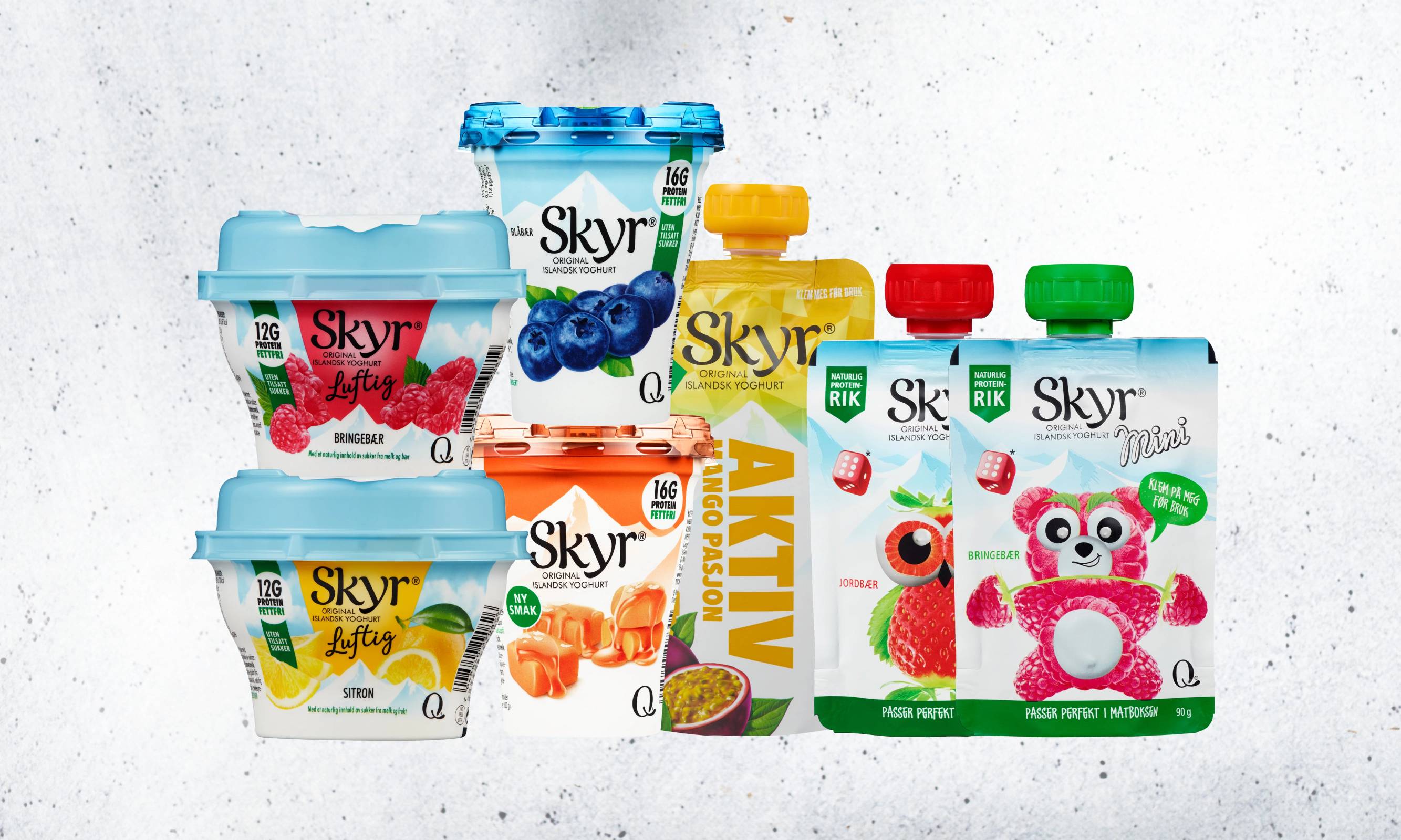 Ulike typer av Skyr-vaniljeyoghurt i små kartonger, plassert på en hvit bakgrunn.