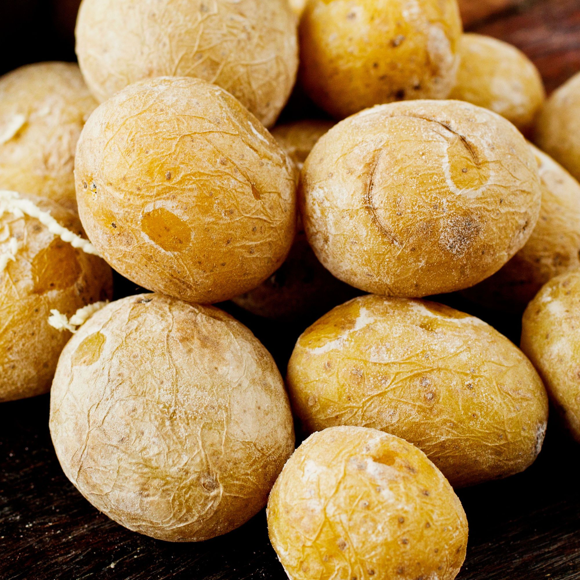 Saltbakte poteter med skallet på, lagt i en bunke på et bord.