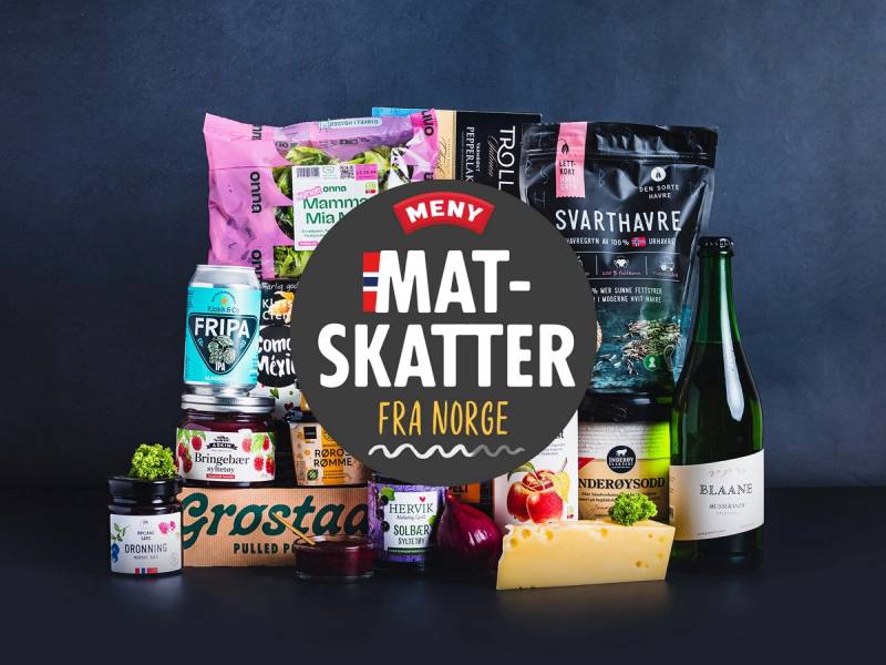 En samling norske matvarer og produkter med en stor rund plakat som sier 'MAT-SKATT FRA NORGE'.