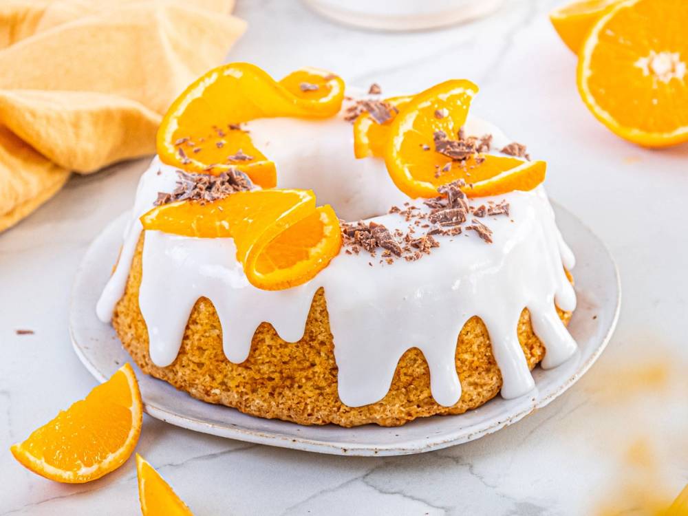 En saftig appelsinkake med melisglasur.