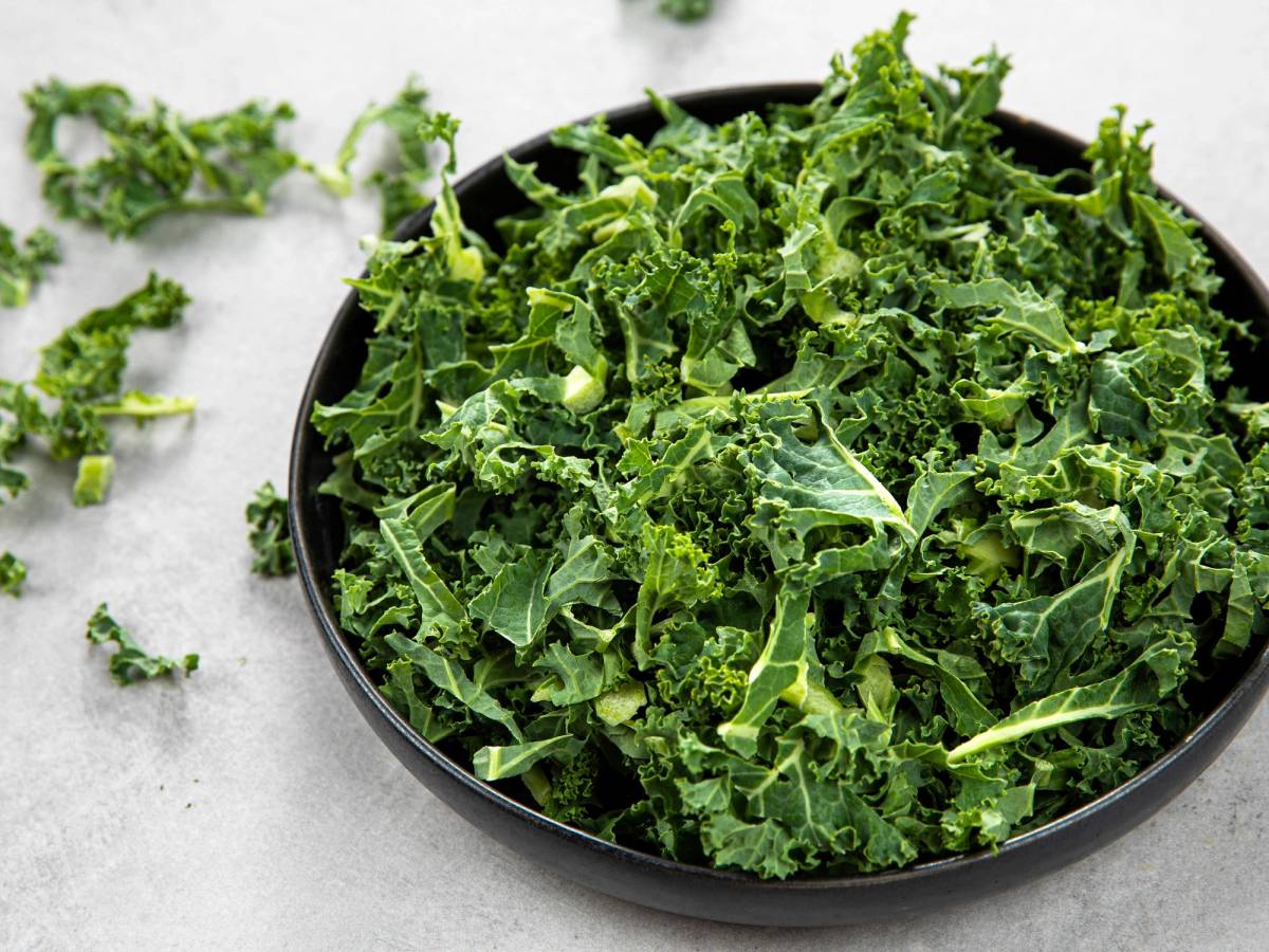 En skål med hakket grønnkål på en lys bakgrunn