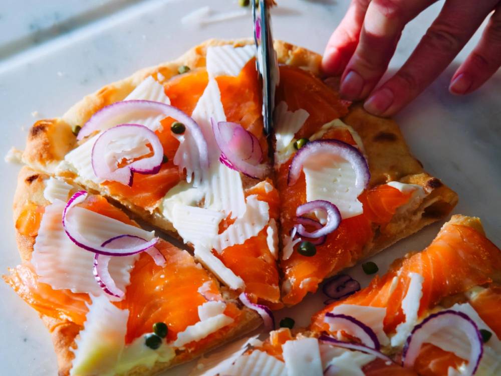 Pinsa med røkelaks og hvit geitost.