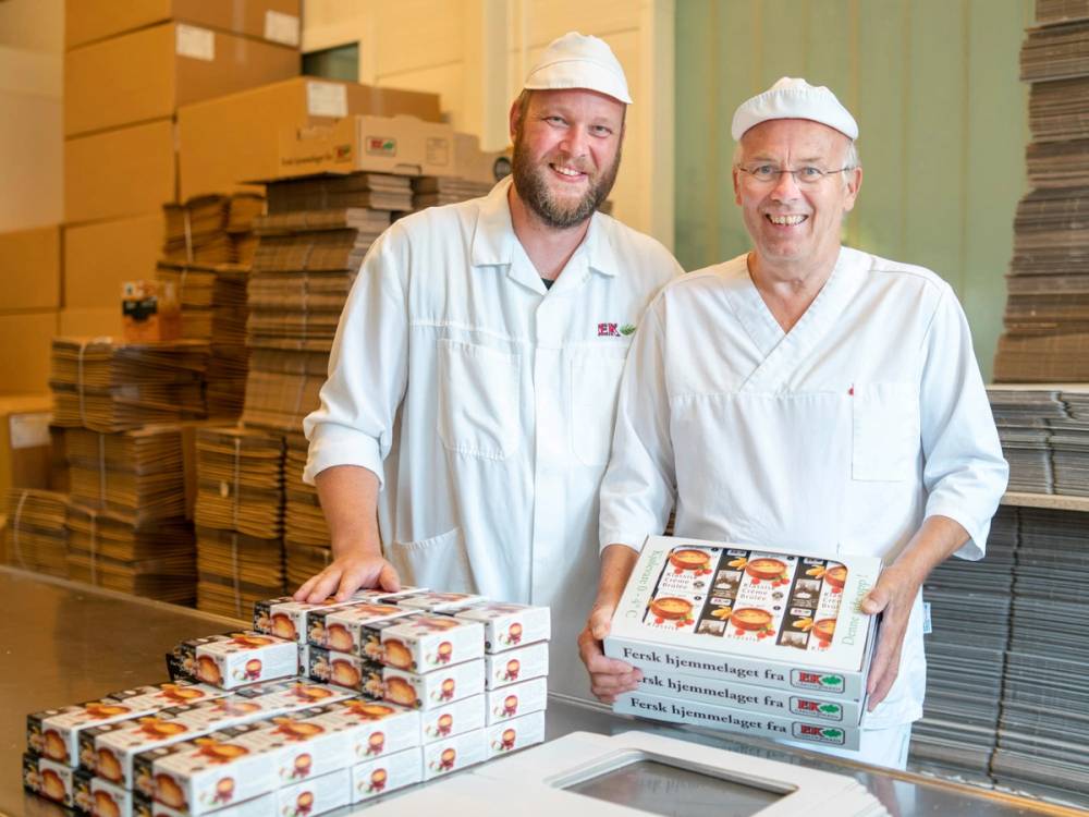 Lars Erik og Joar Ek viser frem ferske hjemmelagde desserter i kartong