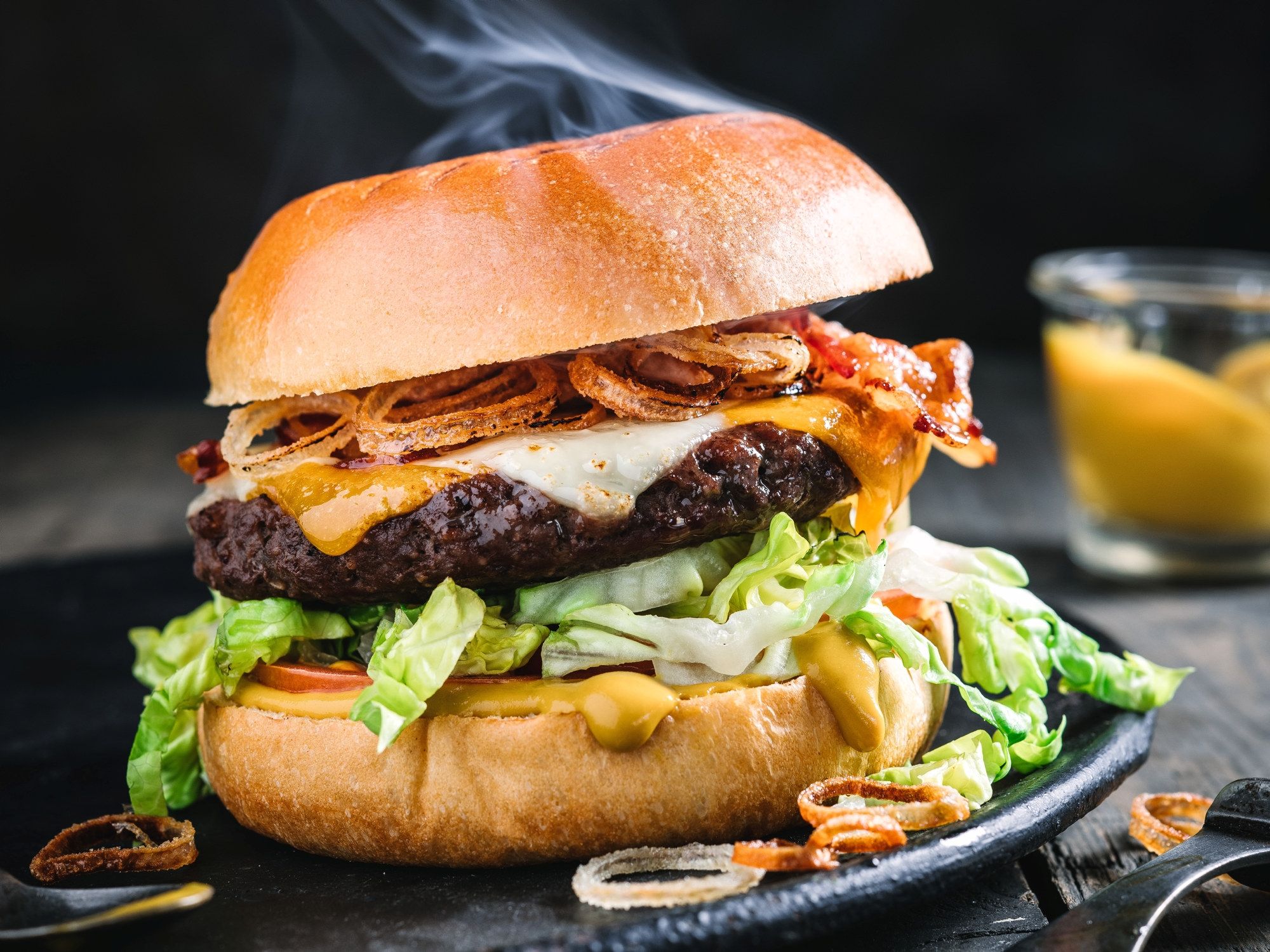 Varm angusburger med ost i briochebrød