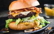 Varm angusburger med ost i briochebrød