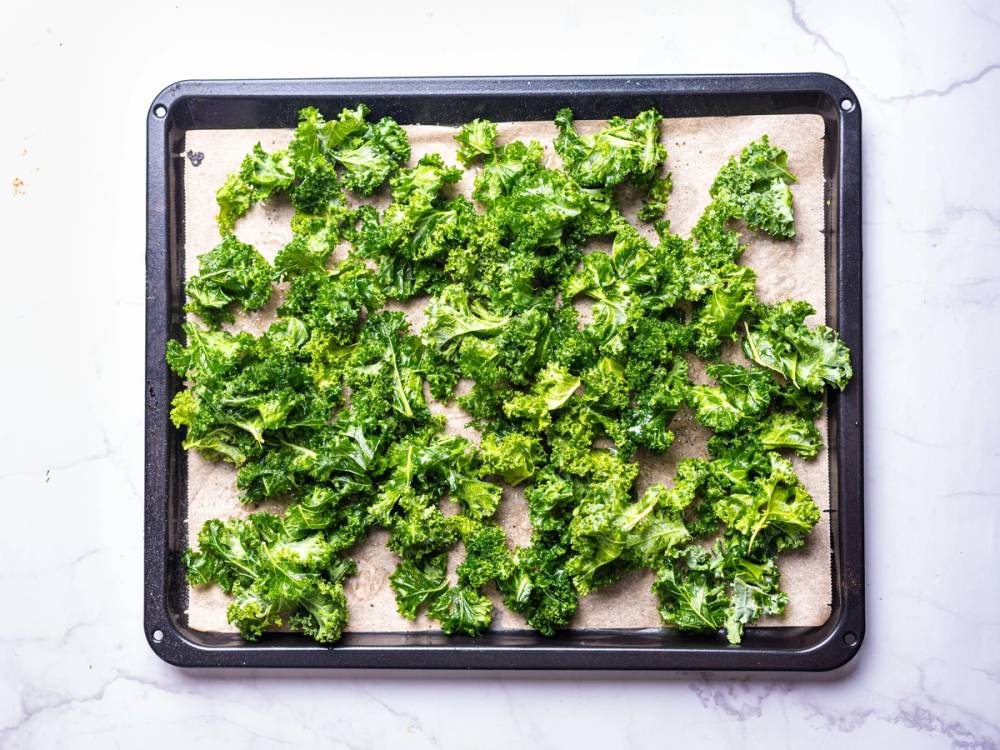 Grønnkål på et stekebrett.