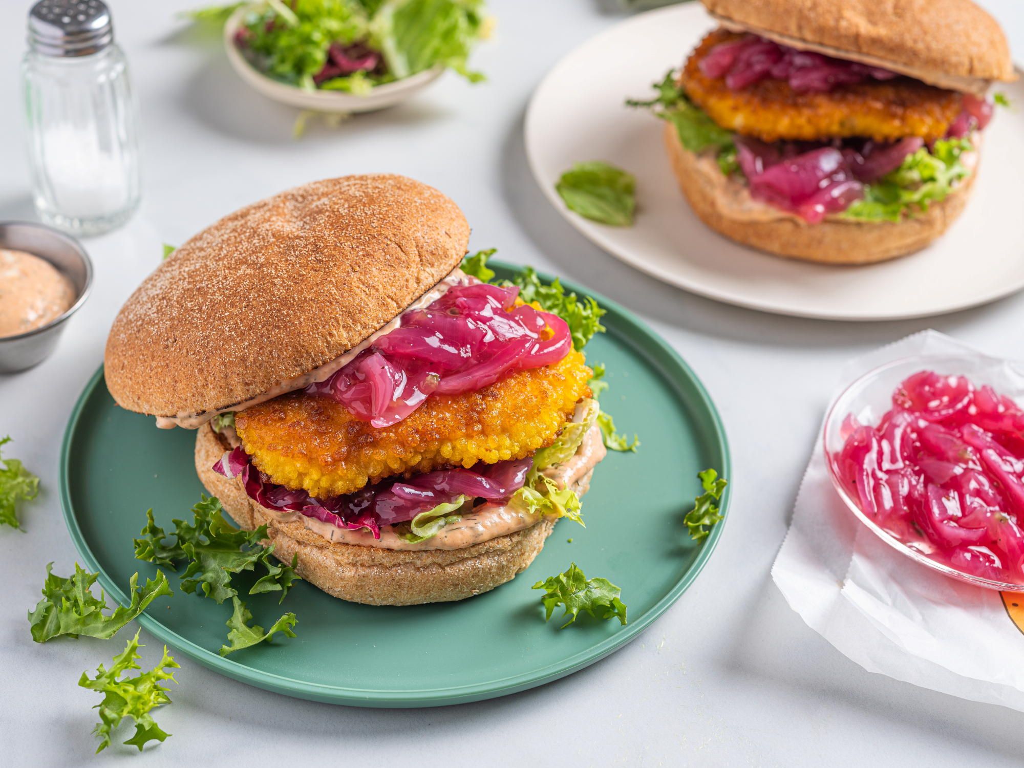 Sprø fiskeburger med syltet rødløk