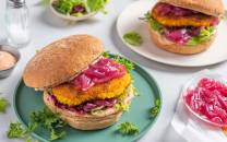 Sprø fiskeburger med syltet rødløk