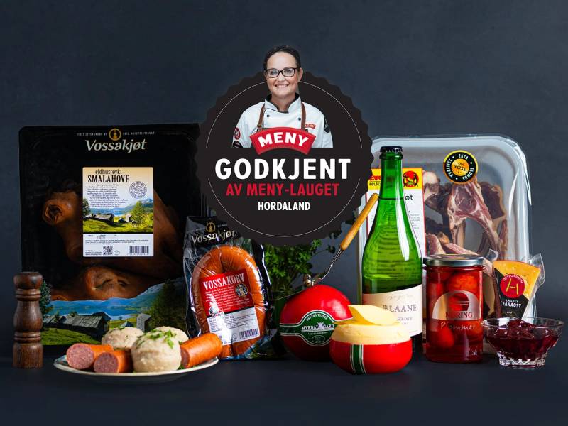 Et utvalg av matvarer og kjøttprodukter på et bord, med en godkjent-etikett fra Meny-laget i Hordaland, jul 2023.