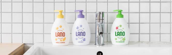 Tre Lano-vaser med ulike farger står på en kjøkkenbenk foran en hvit flisvegg.