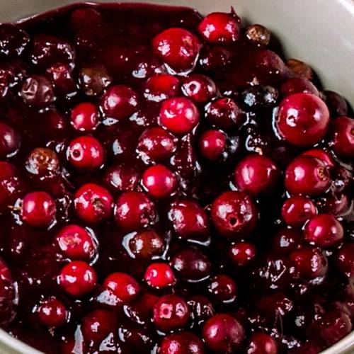 Rørte tyttebær med hele bær i en skål