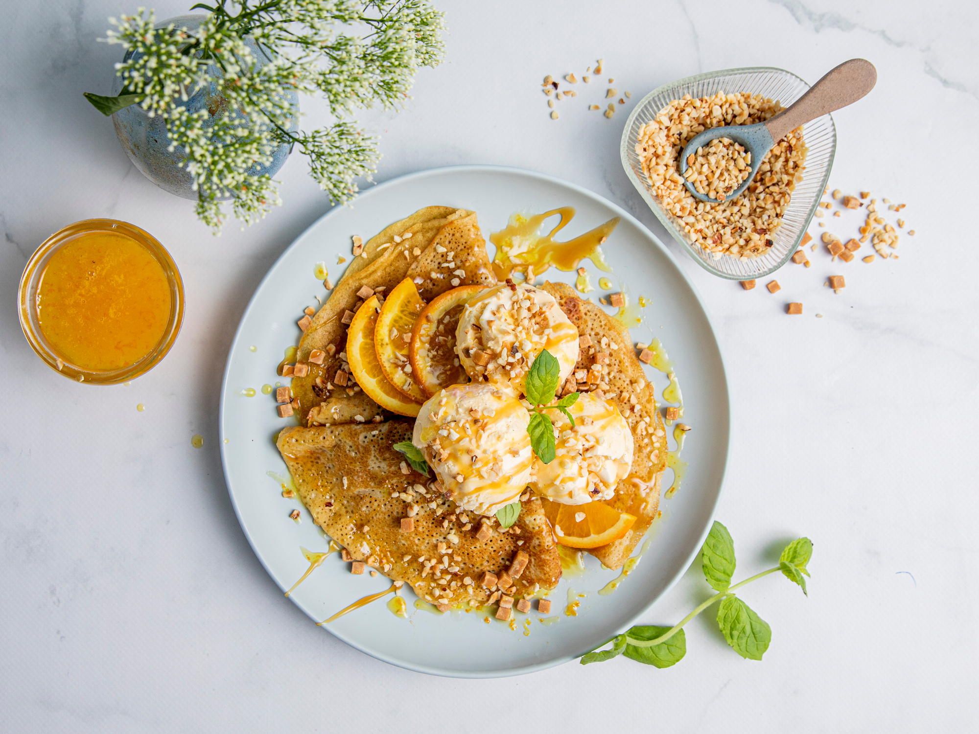 Appelsinpannekaker med is og salt karamellsaus