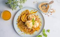 Appelsinpannekaker med is og salt karamellsaus