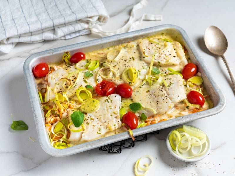 Torsk i ovn med cherrytomater, løk og urter i en ildfast form