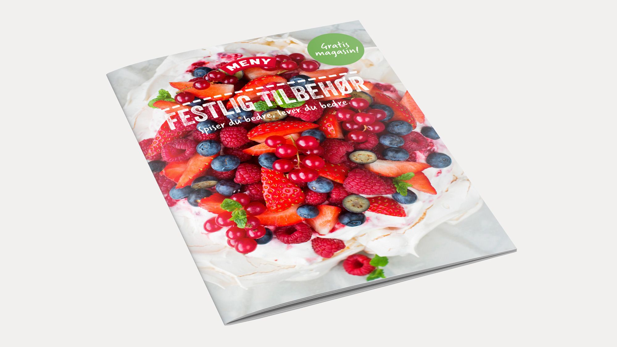 En festlig dekorert kake med bær og blomster på et hvitt fat, klar til feiring i mai 2015.