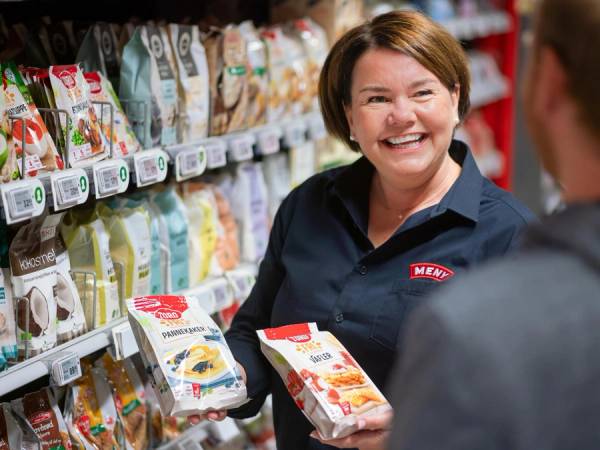 MENY sin Fri For ekspert, Sissel Brustad, hjelper en kunde i butikken.