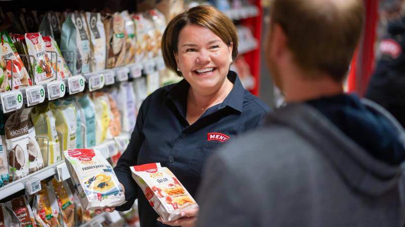 MENY sin Fri For ekspert, Sissel Brustad, hjelper en kunde i butikken.