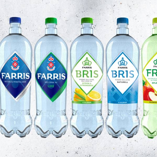 Flere ulike typer Farris, Bris og Frus vannflasker med forskjellige etiketter og farger, satt opp i en rekke.