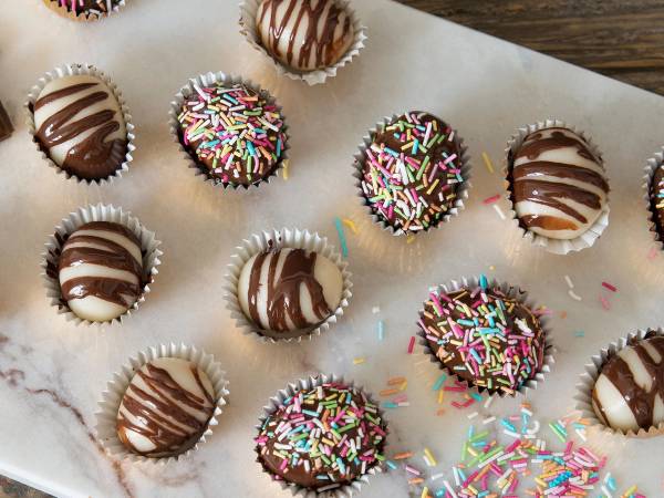 Hjemmelaget påskegodteri med sjokolade og strøssel.