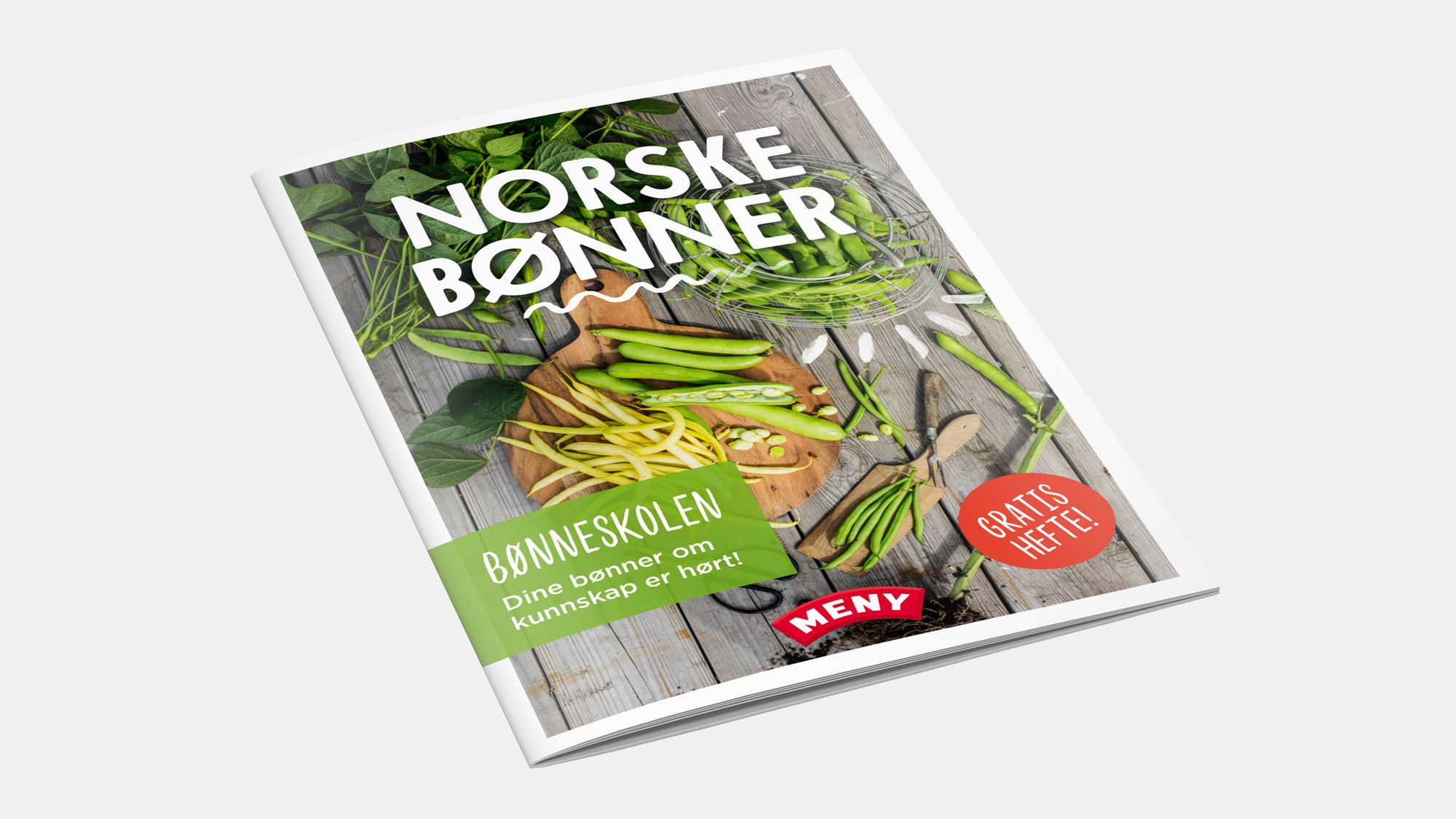 Forside av en kokebok med tittelen 'Norske Bønner' og bilder av grønne bønner og andre grønnsaker, samt en hånd som holder en bønne.