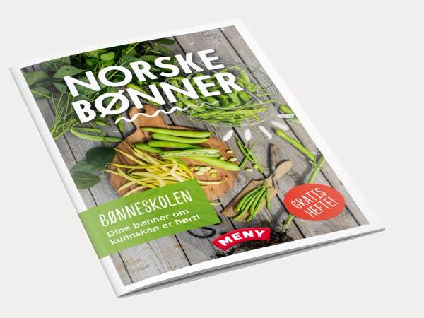 Forside av en kokebok med tittelen 'Norske Bønner' og bilder av grønne bønner og andre grønnsaker, samt en hånd som holder en bønne.