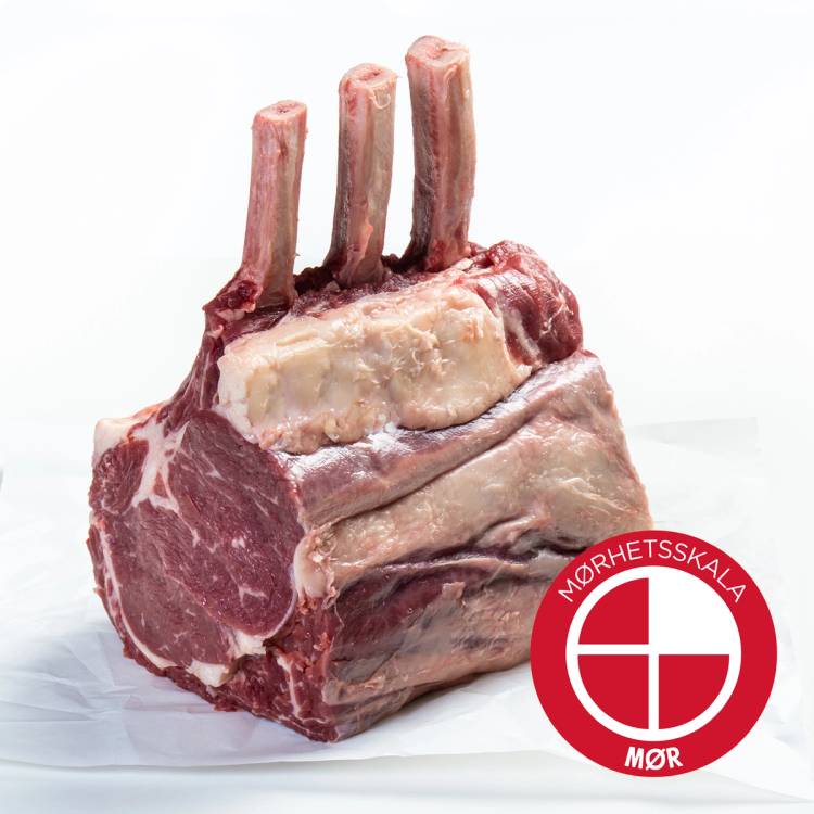 Utsnitt av en stor, rå oksefilet med bein, klar til å bli tilberedt, med en Mørhetsskala logo i hjørnet.