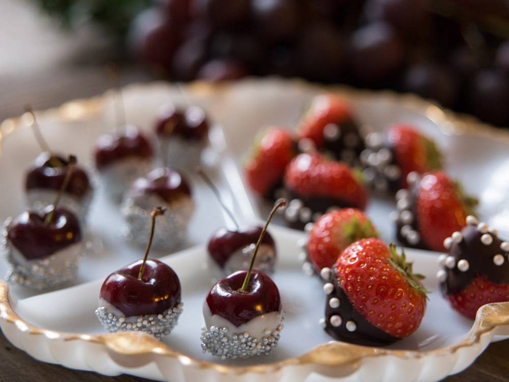 Frukt og sjokoladekonfekt på et fat, sannsynligvis for en nyttårsaftenfeiring.