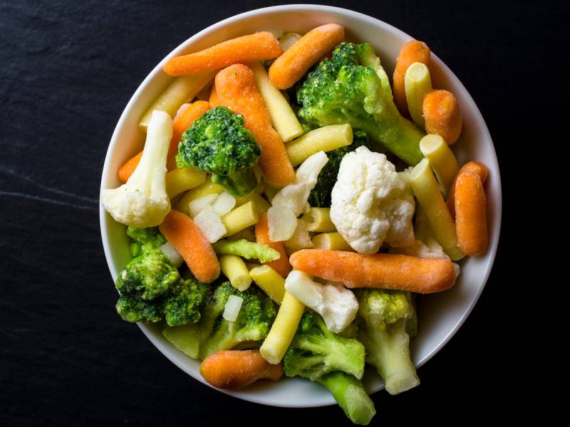 Blandet fryste grønnsaker i en bolle, klare til bruk og tilbereding.