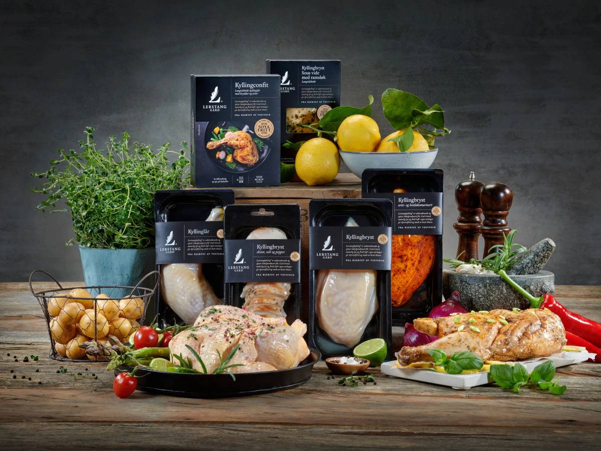 Et utvalg av plantebaserte matvarer og krydder på et bord, inkludert tofu, grønnsaker og urter, uten soyprodukter, med en mørk bakgrunn.