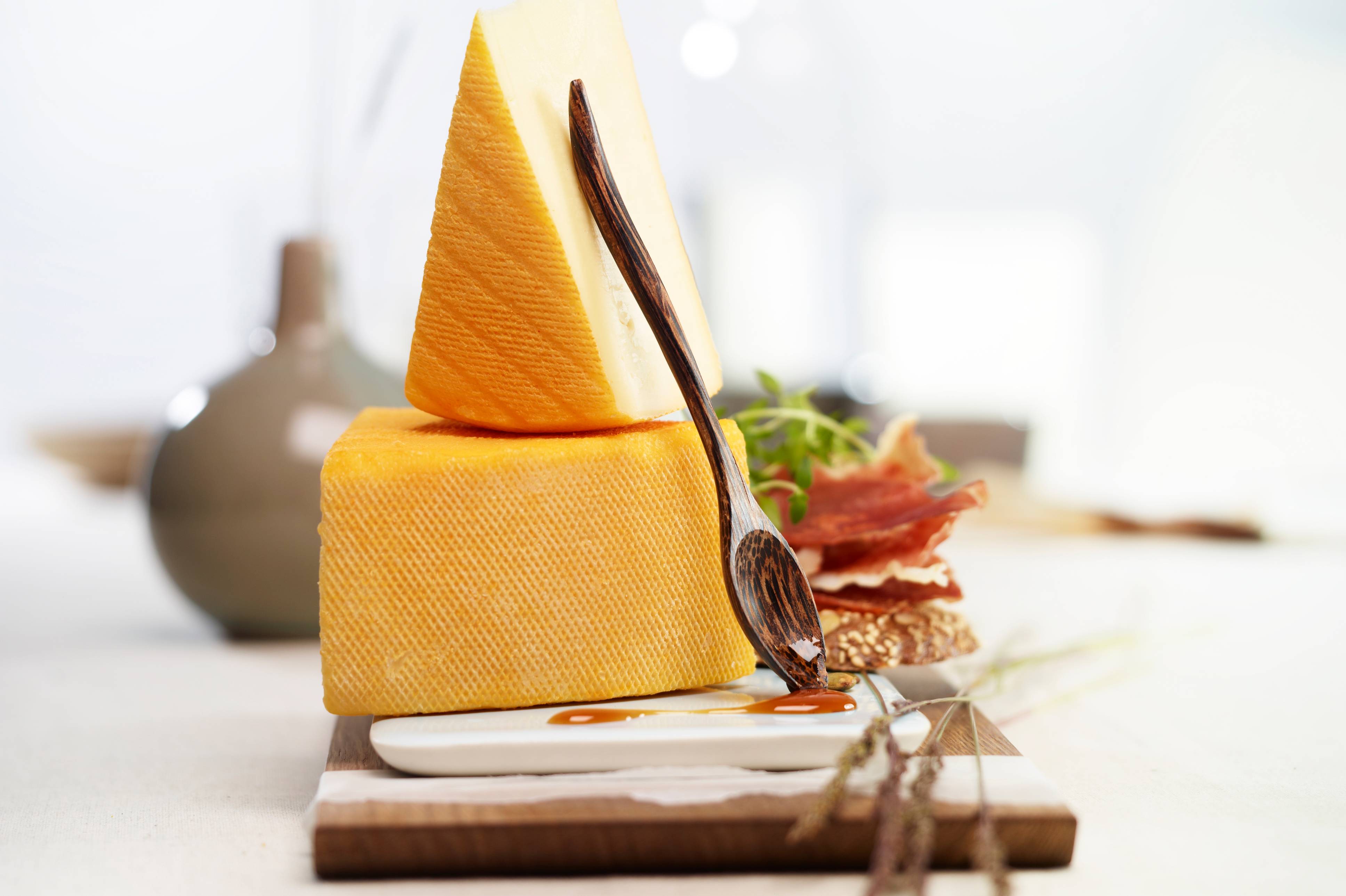 Et stykke ridderost med en skje og skinke ved siden av på et skjærebrett.