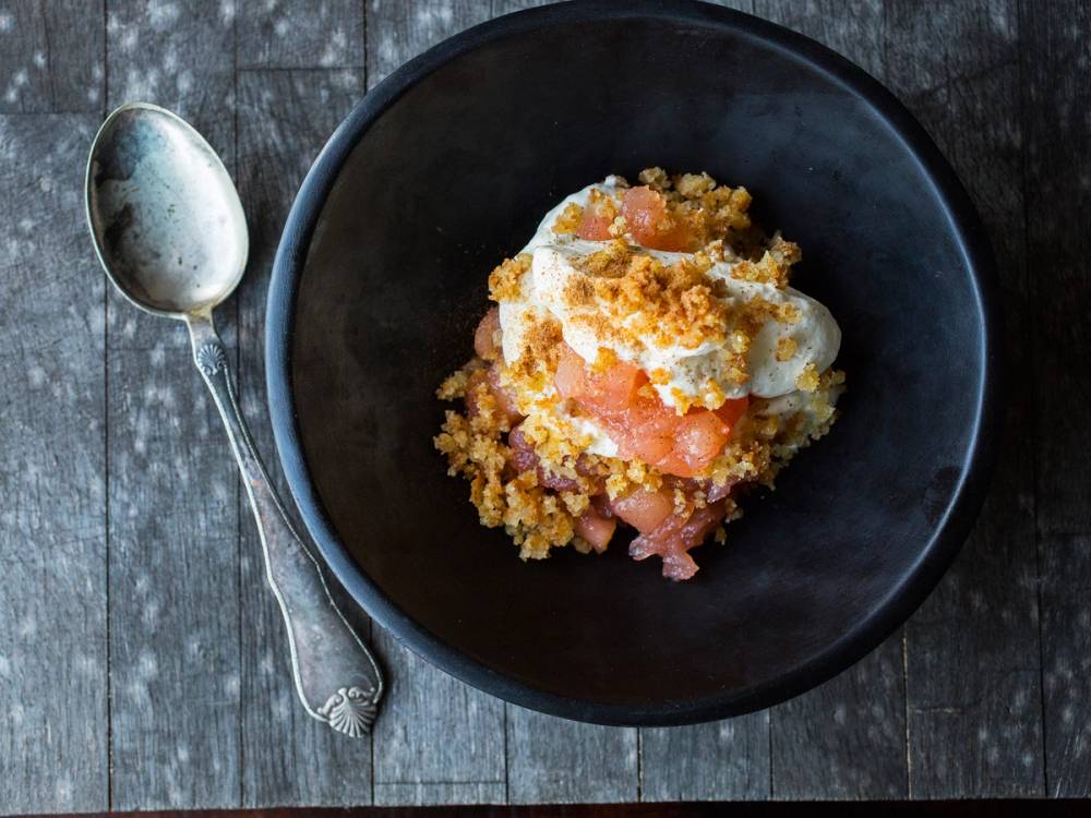 Eplemos med tilslørte bondepiker i en bolle