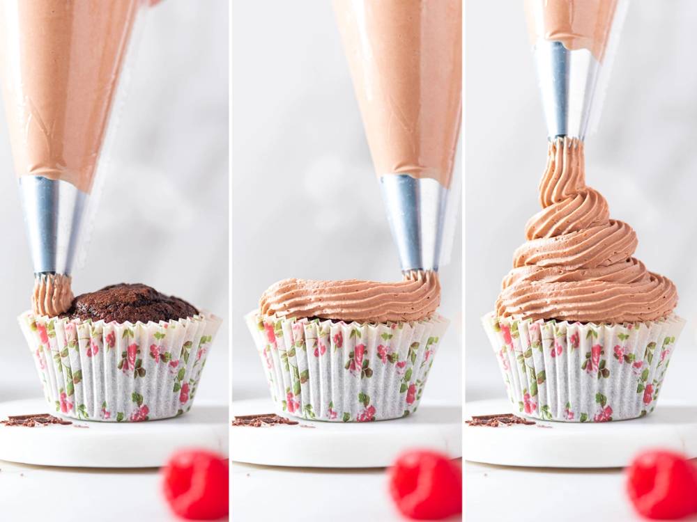 En trinnvis prosess der en kremtopp blir sprøytet på en cupcake, fra flat til høy og spiralformet
