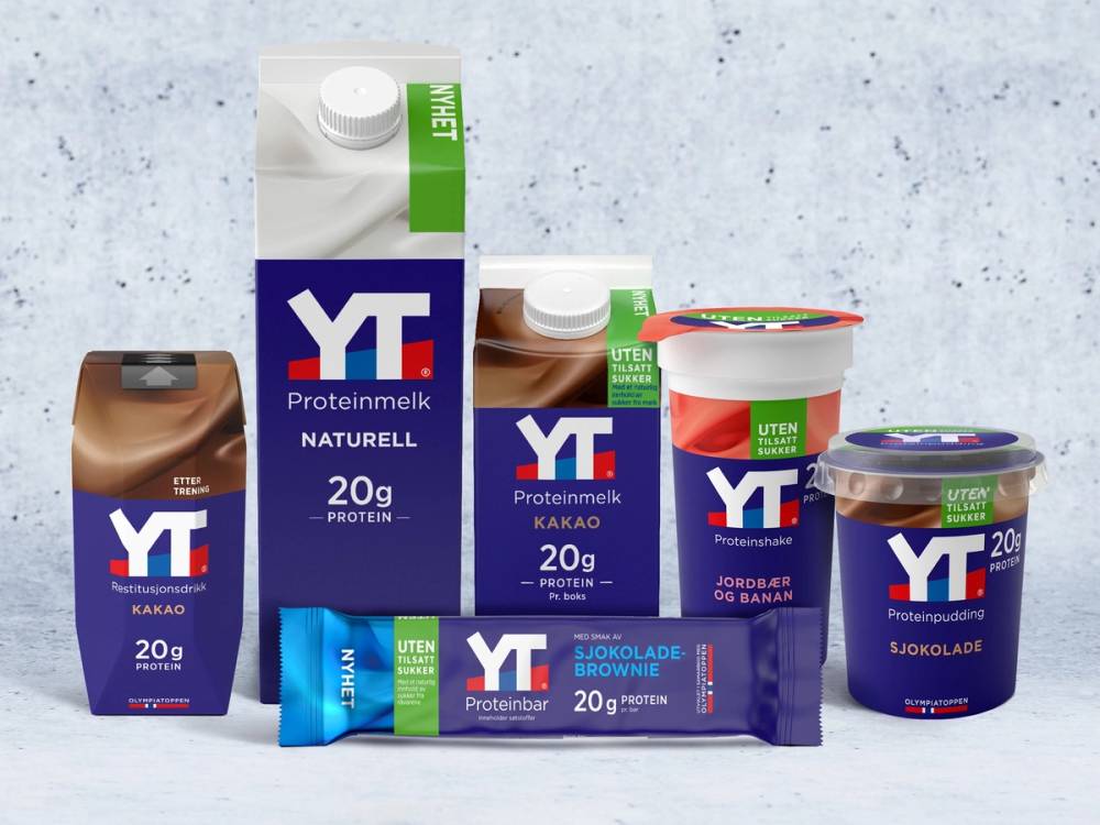 Ulike typer YT-proteinprodukter, inkludert melk, yoghurt og proteinbarer, står på en lys bakgrunn.