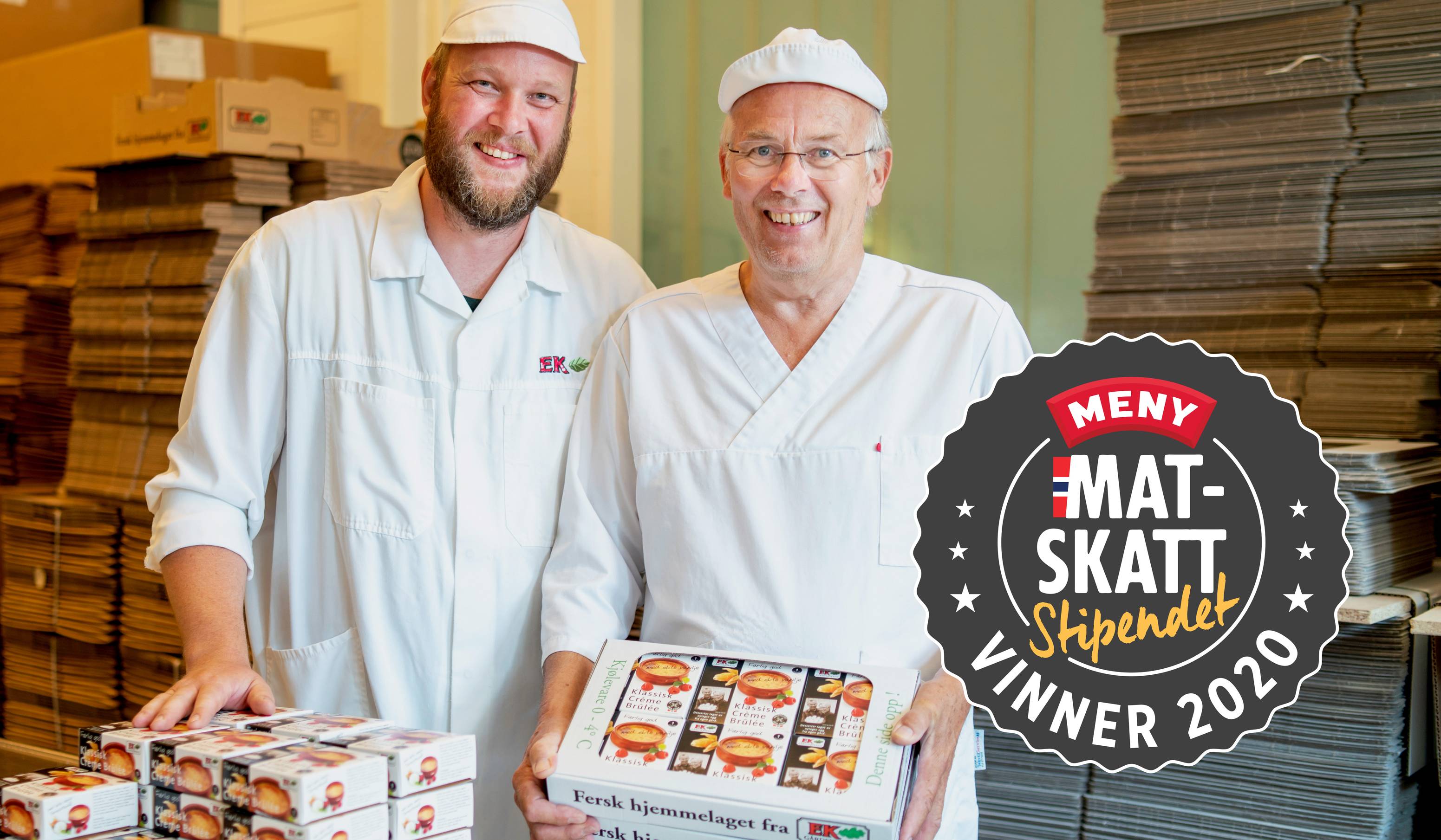 To personer i hvite arbeidsklær som står i et rom med pappesker, og holder en eske med matprodukter, med en logo for Mat-Skatt på bildet.