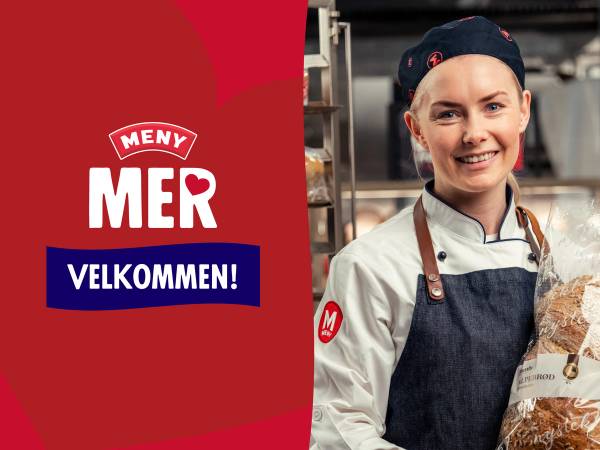En person i kokkeforkledning står foran en MENY MER velkomstskilt, med butikkens logo og tekst på en rød bakgrunn.