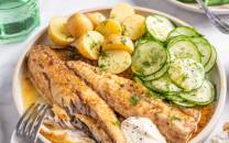 Stekt makrell med agurksalat og poteter på en tallerken.