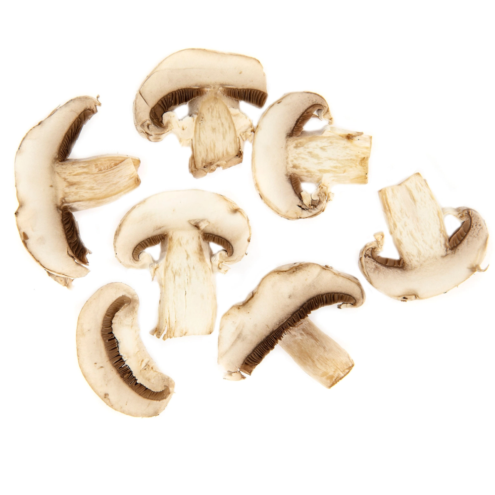 Skiver av sjampinjong på en hvit bakgrunn