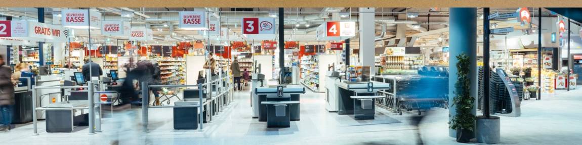En butikk med flere kasser og kunder som betaler, med fokus på miljøvennlig drift.