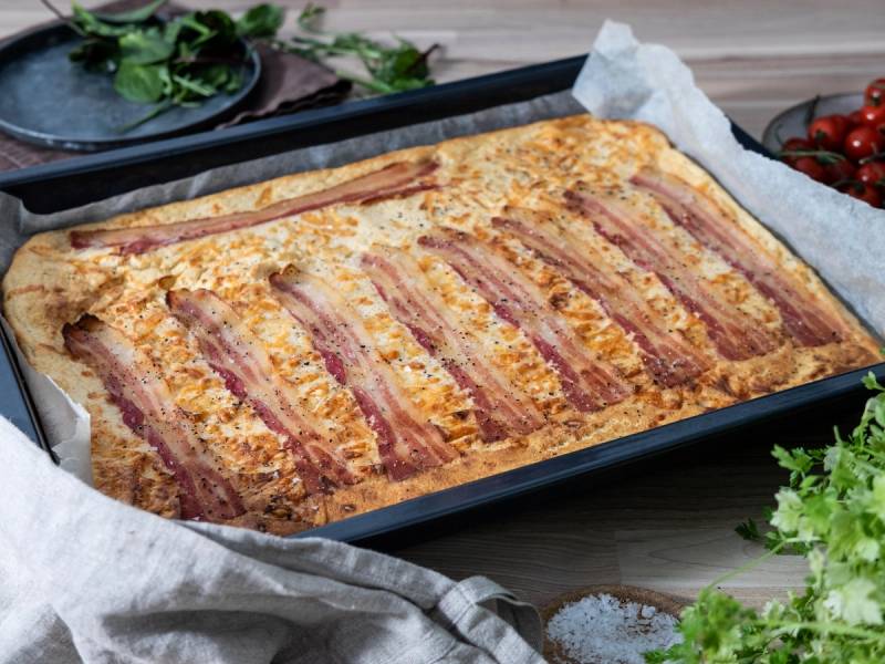 Langpanne med sprø bacon lagt i bredde, klar til å serveres.