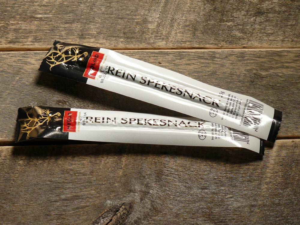 To tuber med reinspeksjaskrem ligger på et treverkbord.