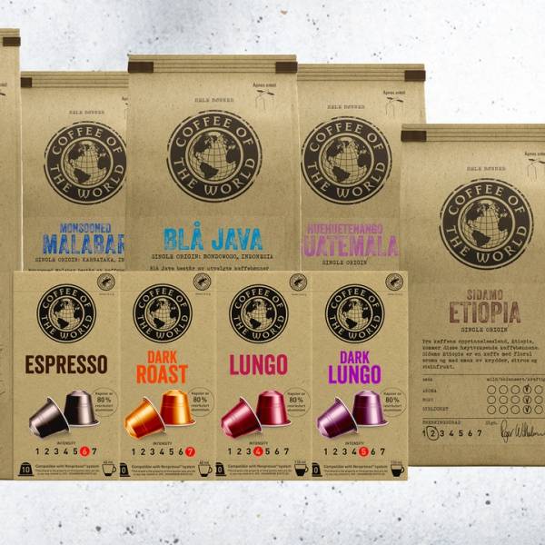 Ulike kaffebønner og espressoposer med navn som Brasil, Malawi, Blå Java, Ethiopia, Espresso, Dark Roast, Lungo, og Lungo Plus, arrangert på en overflate.