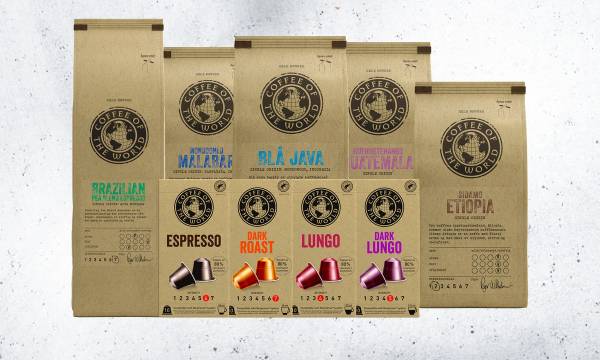 Ulike kaffebønner og espressoposer med navn som Brasil, Malawi, Blå Java, Ethiopia, Espresso, Dark Roast, Lungo, og Lungo Plus, arrangert på en overflate.