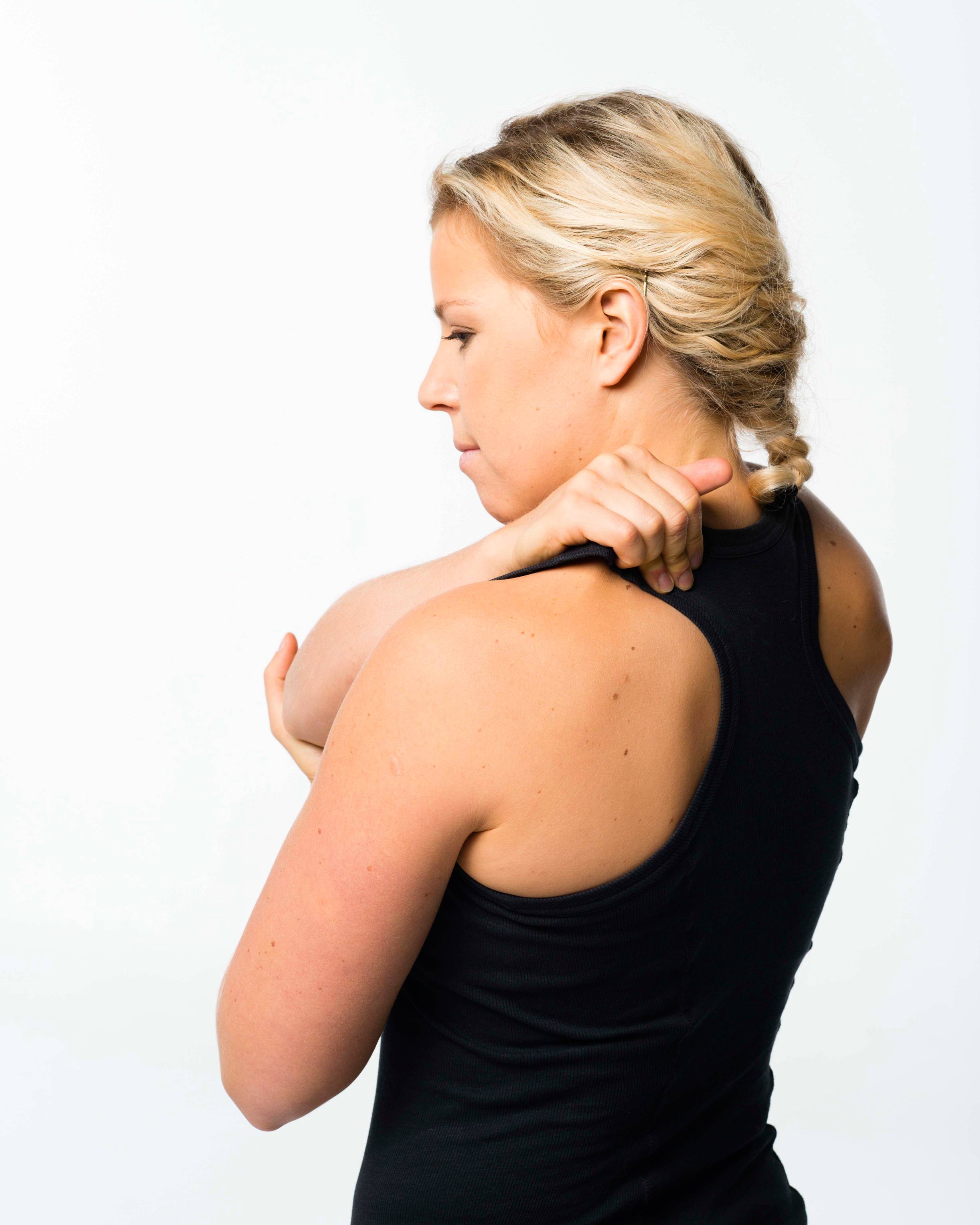 En kvinne får en massasje på ryggen, med ansiktet dekket til.