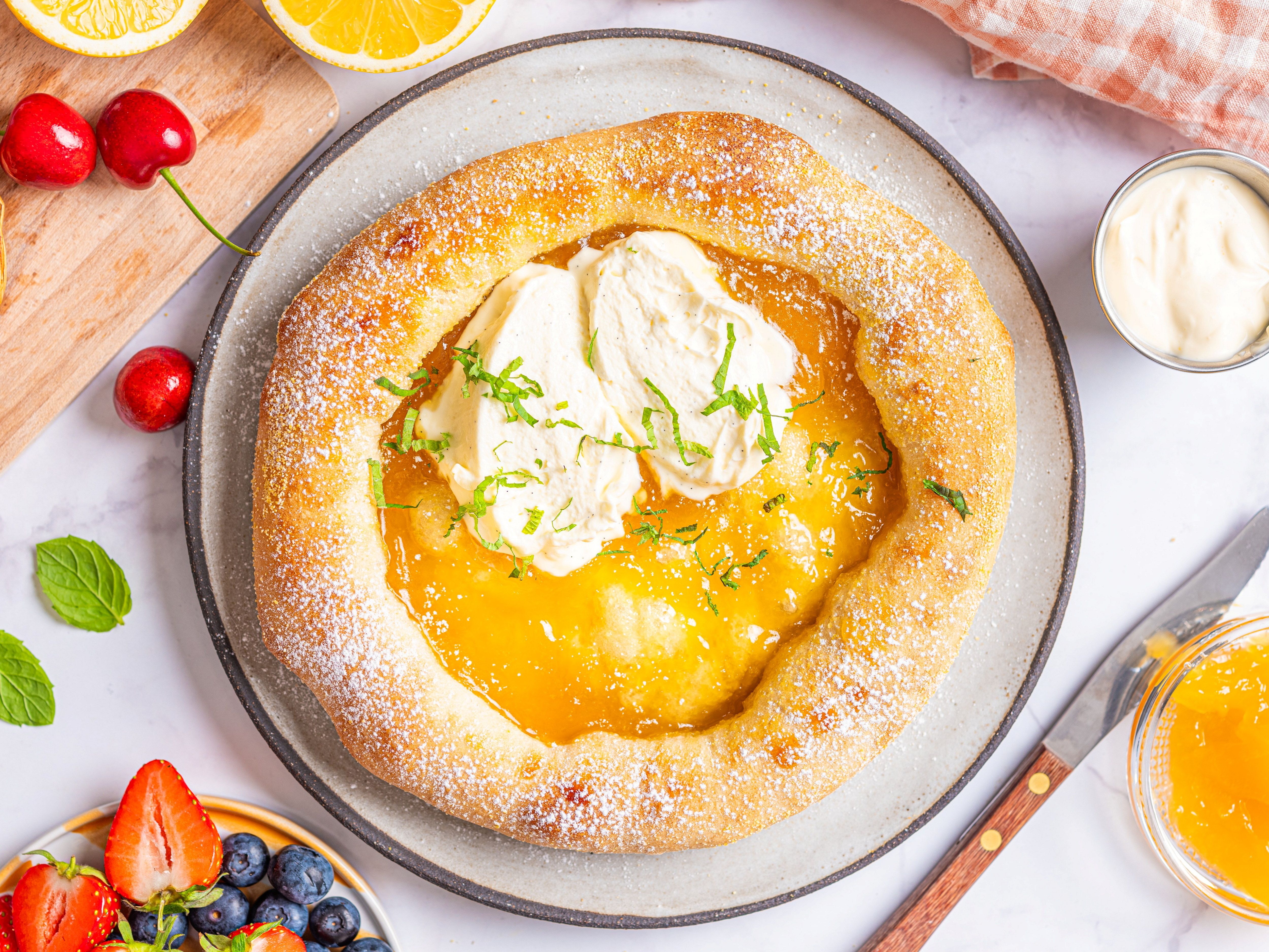 Dessertpizza med lemon curd og mascarponekrem | Oppskrift | MENY