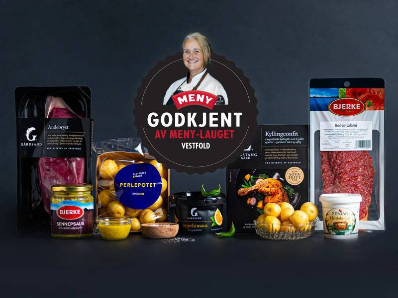 Utsnitt av et utvalg av matvarer og produkter med en person i bakgrunnen som holder en plakat for MENY-laget i Vestfold, jul 2023.