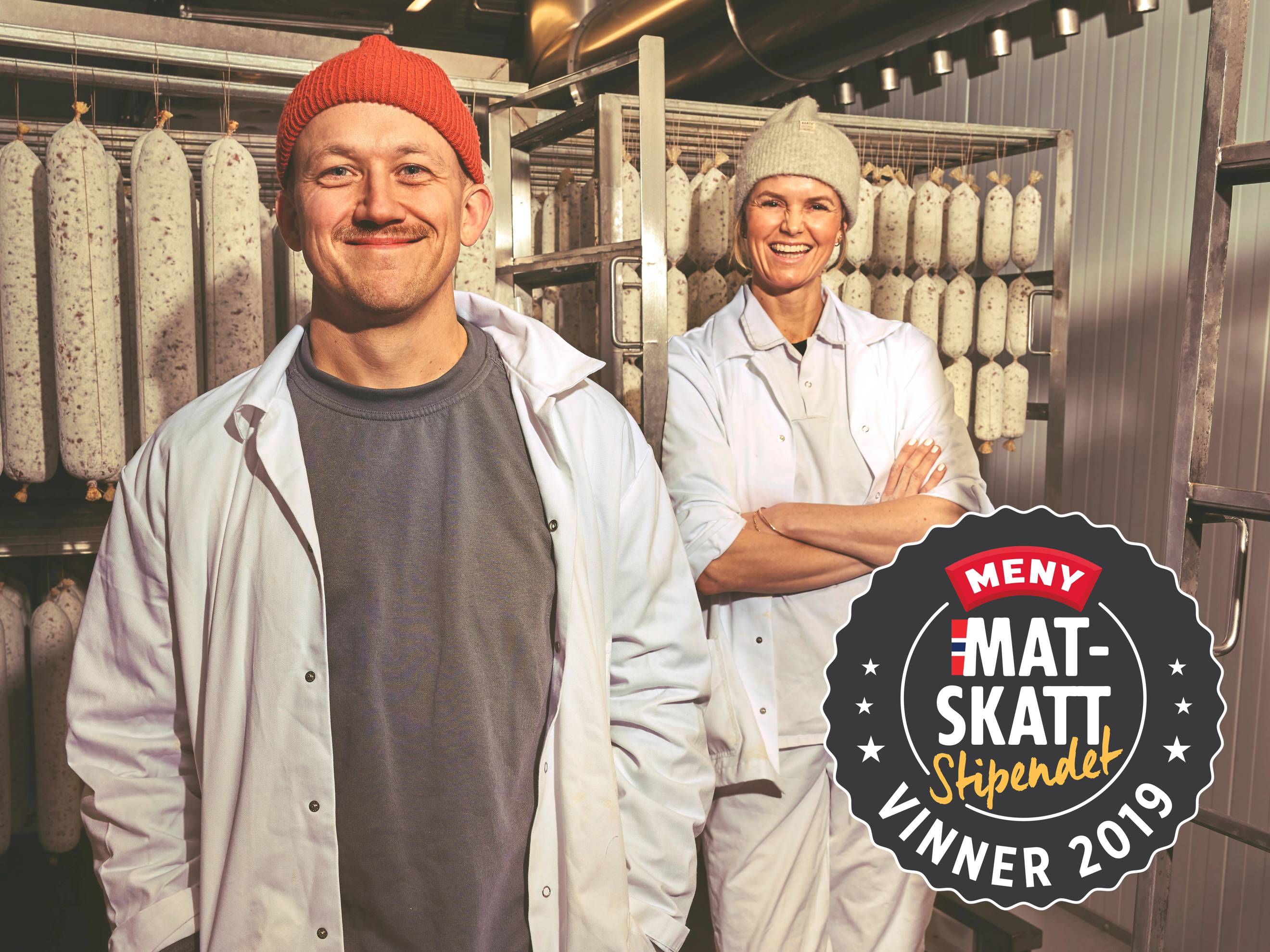 To personer står i en butikk med hyller fylt med matvarer, og det er en logo for MatSkatt i hjørnet.