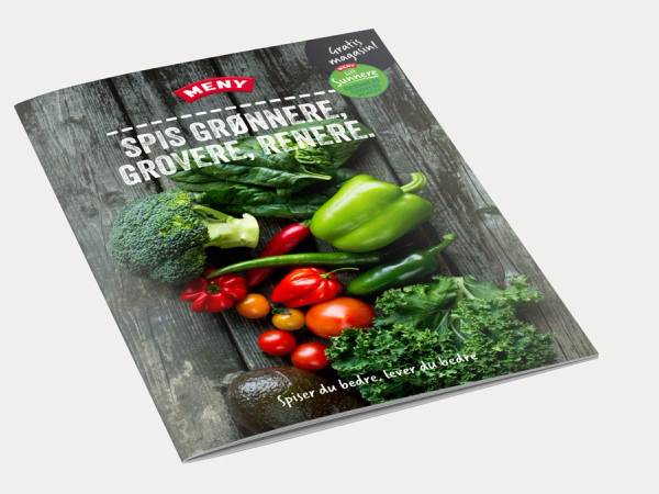 Forside av en bok eller katalog med bilder av grønnsaker som paprika, tomater og brokkoli, med tittelen 'Spis grønnere, grovere, mer grønt' på forsiden.