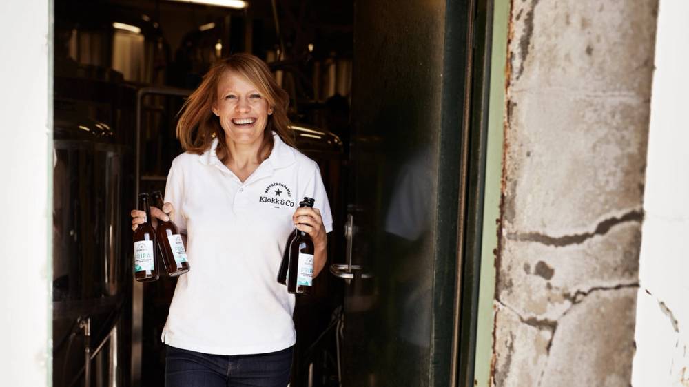Ansatt i Klokk & Co holder flasker med Fripa.