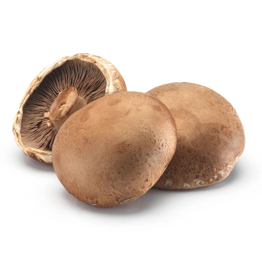 Tre portobellosopp med en av dem delt i to, viser den mørke undersiden og stilken.